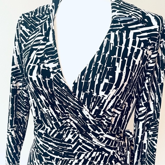 Ralph Lauren Striped Wrap-Around Dress โ Size 8 โ White & Black โ Stretchy - Picture 9 of 13